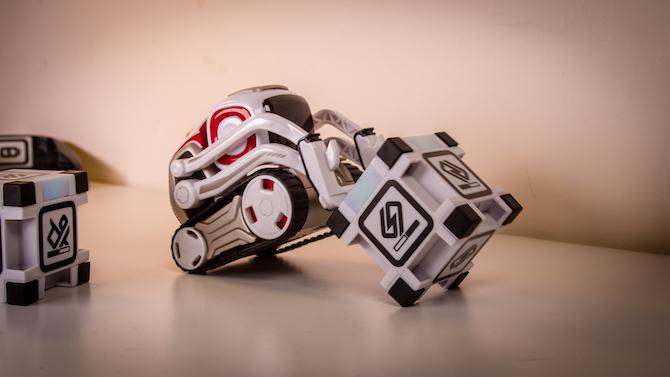 Acest robot de jucărie are o viață proprie: Anki Cozmo Review Cozmo 15