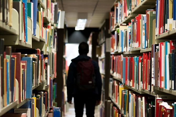 student într-o bibliotecă