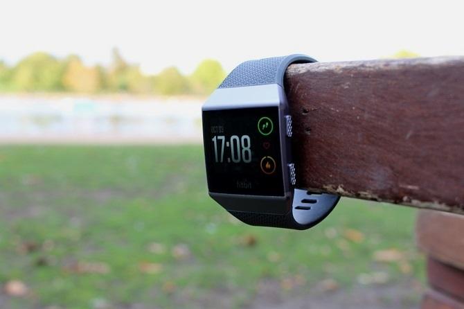 Fibit Ionic smartwatch într-un parc