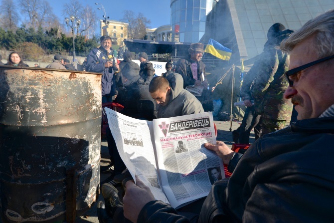 Omul citește un ziar, dezvăluindu-și punctul de vedere politic