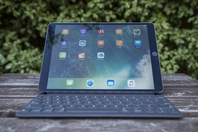 iPad Pro 10.5 Recenzie: Este cel mai bun iPad suficient de bun? ipad pro 105 stand2