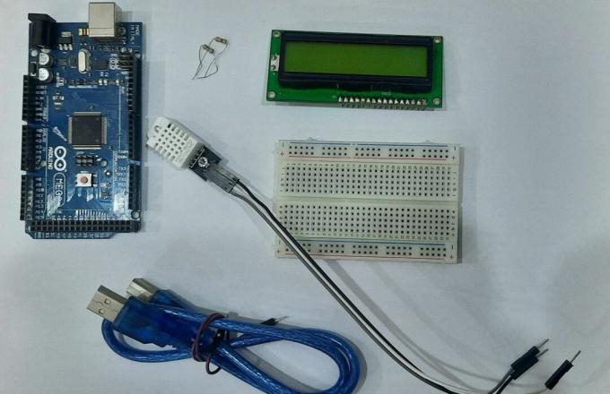 Arduino Mega cu senzor, LCD, panou, rezistențe și conectori