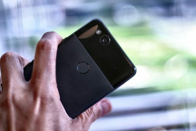 Google Pixel 2 Review: Acesta este cel mai bun smartphone? google pixel 2 ținând în mână 670x447