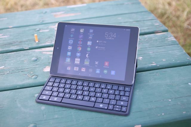 nexus 9 cu tastatura bluetooth atașată