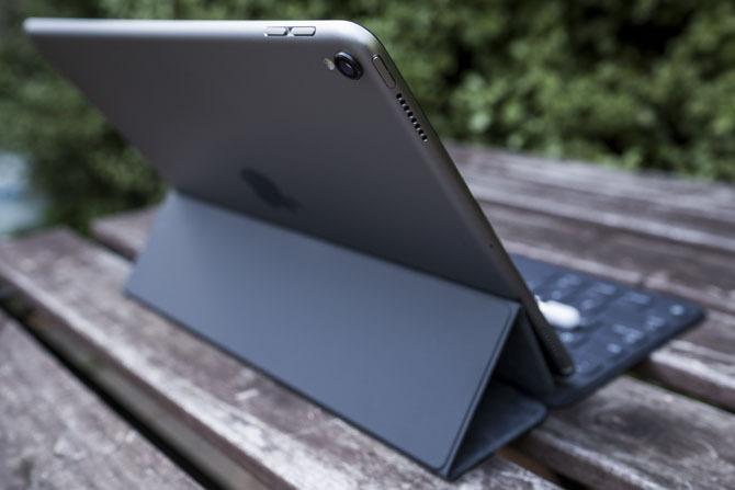 iPad Pro 10.5 Recenzie: Este cel mai bun iPad suficient de bun? ipad pro 105 stand6