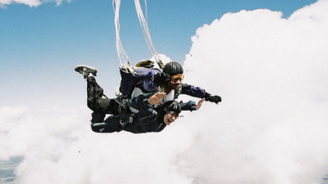 Cum puteți scutura stresul de lucru cu Solo Travel Sky Diving 670x376