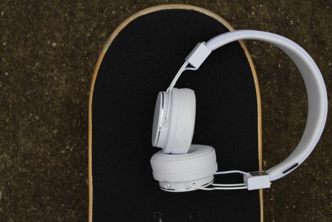 Căști Urbanear Plattan 2 Bluetooth pe un skateboard