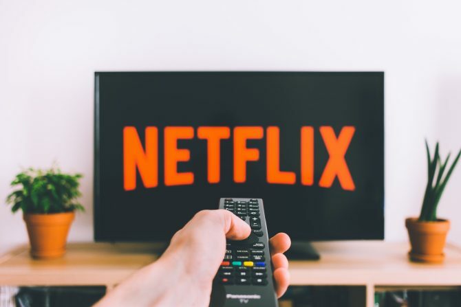 Logo-ul Netflix la TV