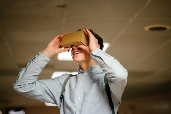 Om care folosește Google Cardboard