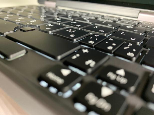 O tastatură retroiluminată la această dimensiune și preț este plăcută