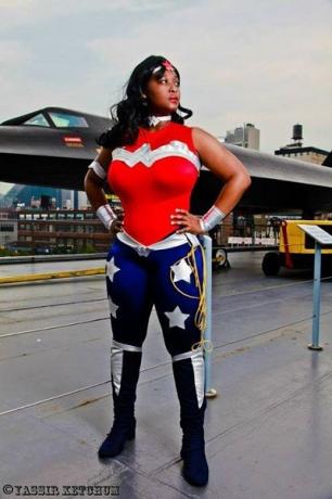 Cosplaying-In timp ce-negru-Wonder Woman-