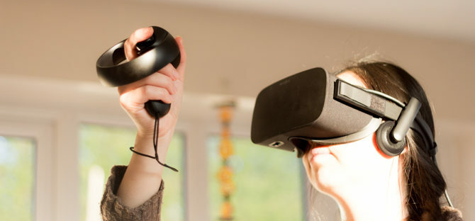 Controloarele Oculus Touch VR Examinați regulatoarele Oculus Touch folosind 670x312