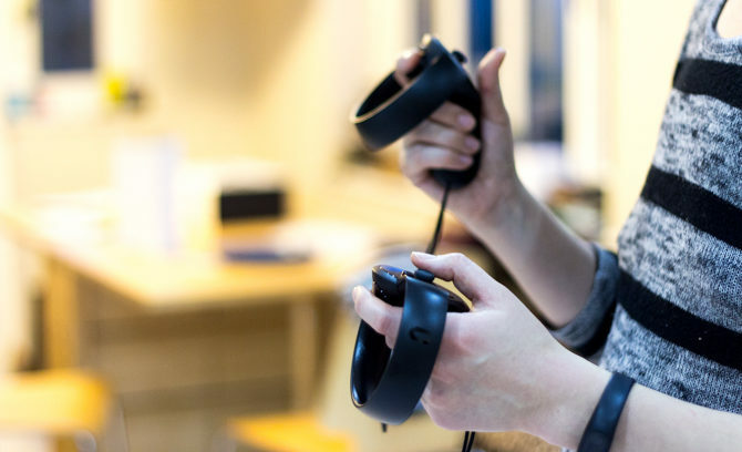 Controloarele Oculus Touch VR Examinați regulatoarele Oculus Touch folosind 2 670x408