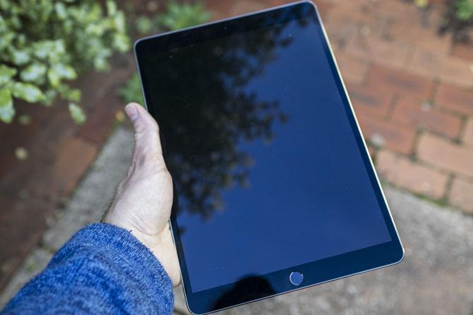 iPad Pro 10.5 Recenzie: Este cel mai bun iPad suficient de bun? ipad pro 105 mână