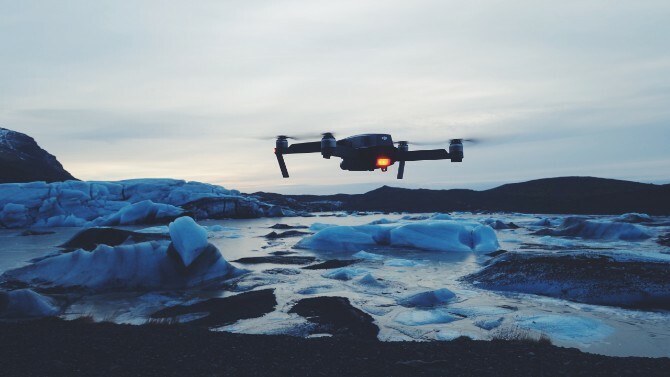 Drone care zboară într-un mediu arctic 