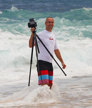 Jon Cornforth fotografiază surful pe malul nordic al Oahu