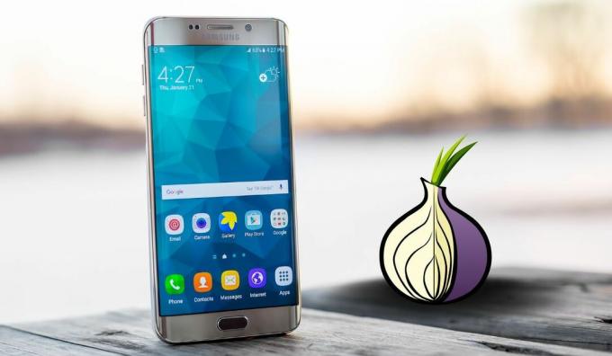 Sigla Tor este văzută lângă un smartphone Samsung 