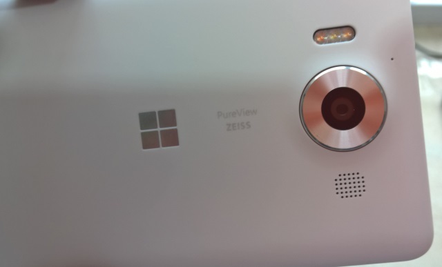 Muo-hardwarereview-lumia950-plastic