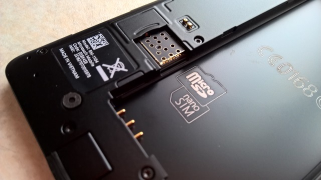 Muo-hardwarereview-lumia950-simslot