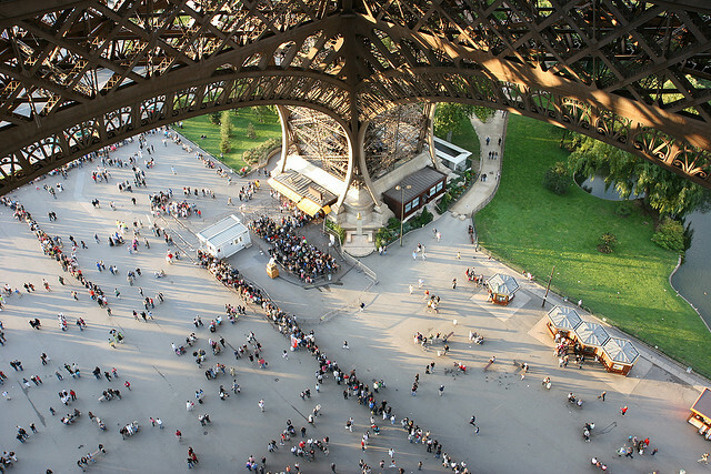 mulțimea turnului eiffel