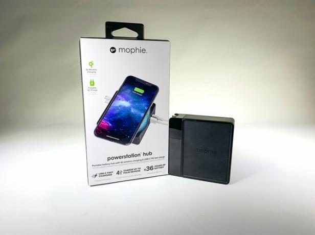 Mophie Powerstation Hub de lângă cutia sa