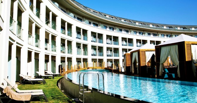 Hotel uimitor în piscină în străinătate