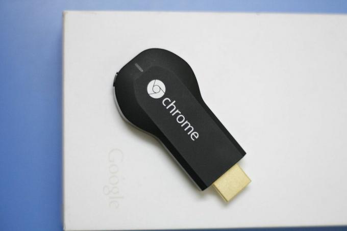 Dongle Google Chromecast pe masă